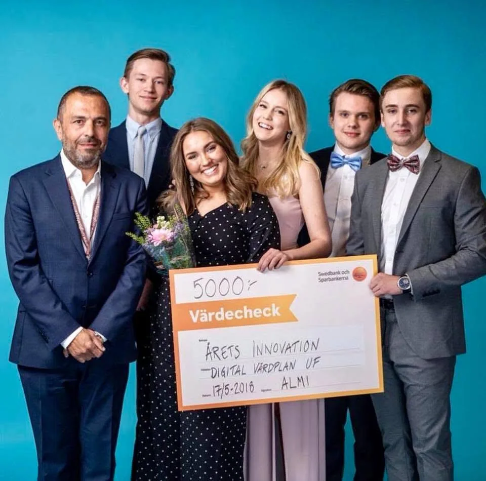 Teamet bakom Digital Vårdplan UF håller upp checken för Årets Innovation på SM i UF-företagande 2018